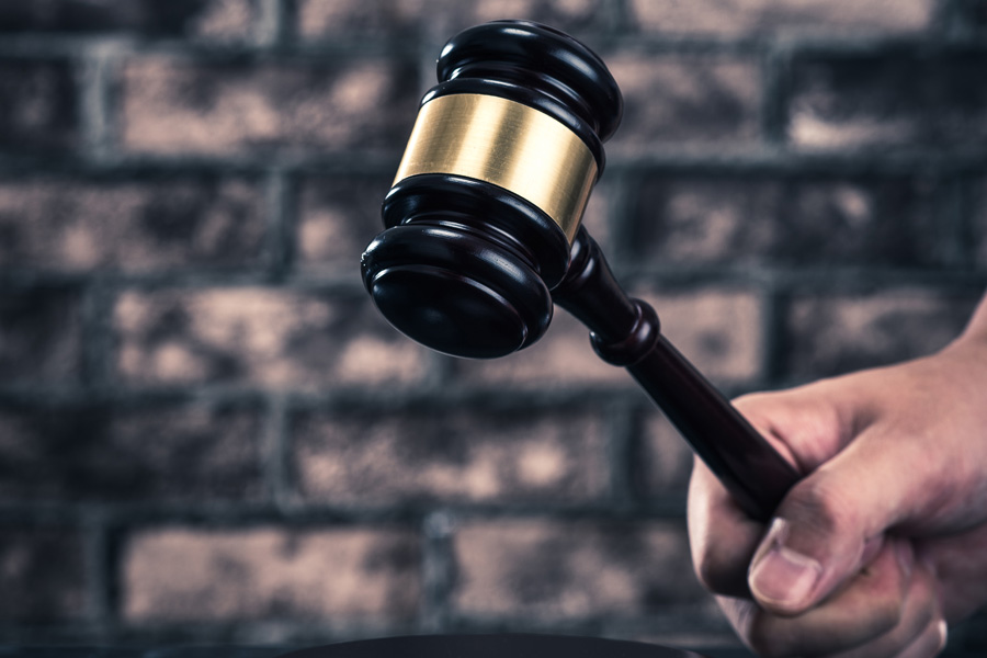 上海職務犯罪律師視角：江西一看守所“95后”輔警主動投案的法律思考