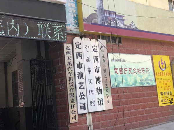 攜帶兇器在銀行營(yíng)業(yè)大廳搶奪儲(chǔ)戶現(xiàn)金如何處理？上海刑事律師網(wǎng)告訴您