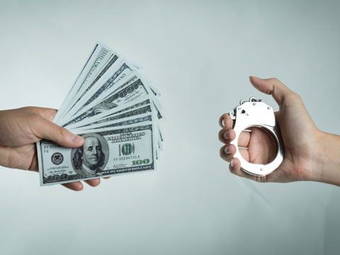 徇私舞弊不征、少征稅款罪